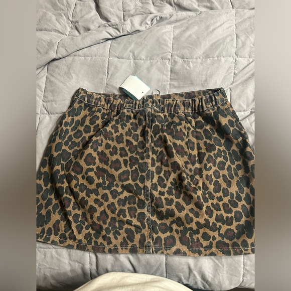 Cheetah mini skirt with tags. - Picture 2 of 3